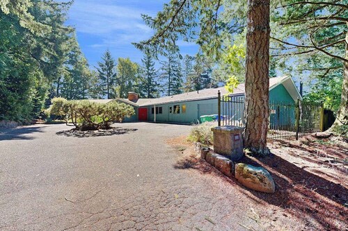 3BR home with pool, patio, fireplace, WIFI