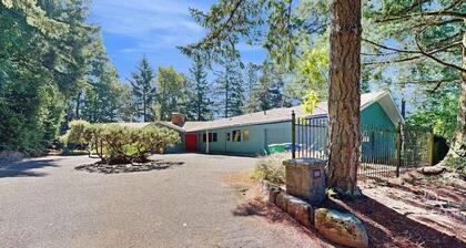 3BR home with pool, patio, fireplace, WIFI