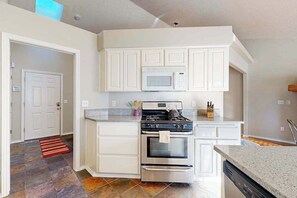 Private kitchen - 3BR Oregon Wine Country - Fireplace - Patio (McMinnville)
