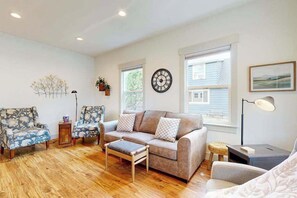 A living room with a sofa, two armchairs, a coffee table, a clock, and a lamp. - 3 BR - Downtown Newberg - Wine Tasting - WiFi (Newberg)