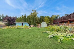 A property with a large grassy yard, a small shed, and a wooden building with a sloped roof. - 3 BR - Downtown Newberg - Wine Tasting - WiFi (Newberg)