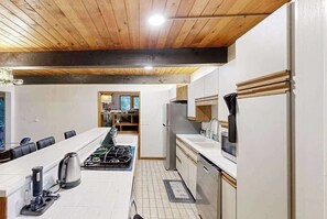 Private kitchen - 2BR cabin with loft in wooded setting with WiFi (Beaverton)