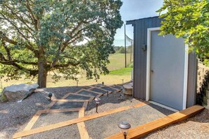 A wooden deck leading to a door, surrounded by gravel and a large tree. - Cheery 2BR Golf Course View Oregon Wine Country (McMinnville)