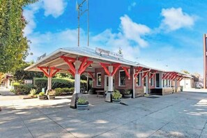 A building with a covered outdoor area, a sign indicating a restaurant, and a clear sky. - High-End Rooftop Studio Oregon Wine Country (McMinnville)
