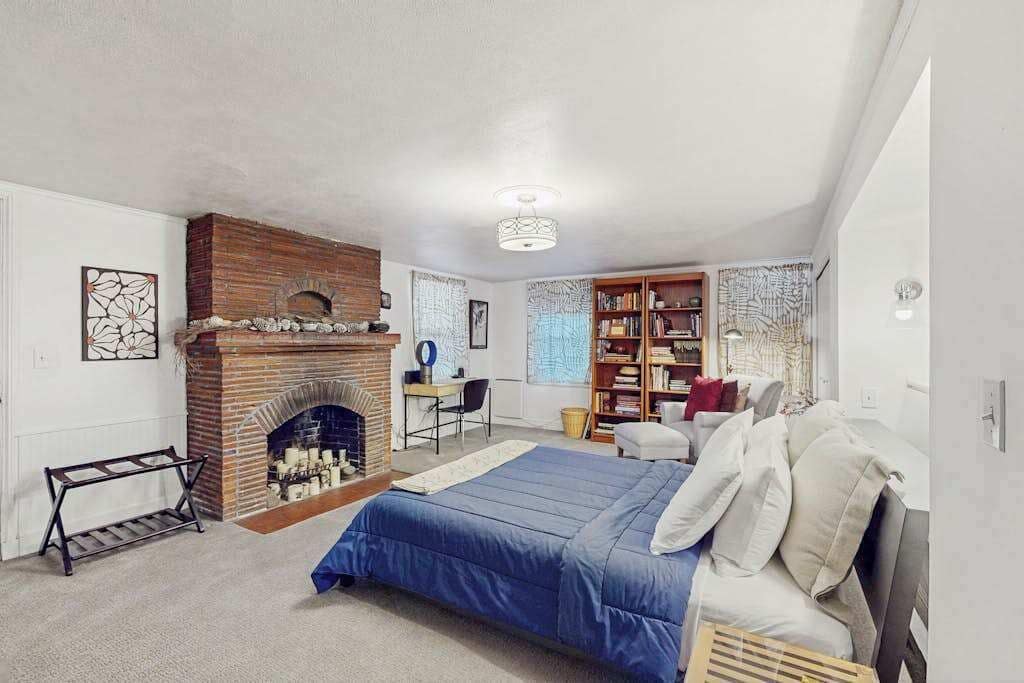2 bedrooms, desk, iron/ironing board, WiFi