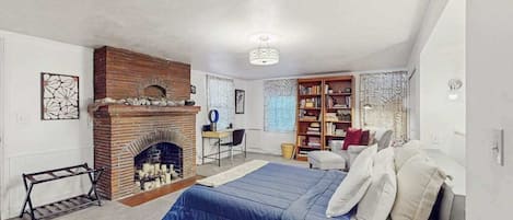 2 bedrooms, desk, iron/ironing board, WiFi