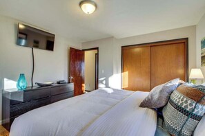 A bedroom with a bed, a dresser, a TV, and a wardrobe. - Wine Country 3BR Mountainview Oregon Wine Country (Dundee)