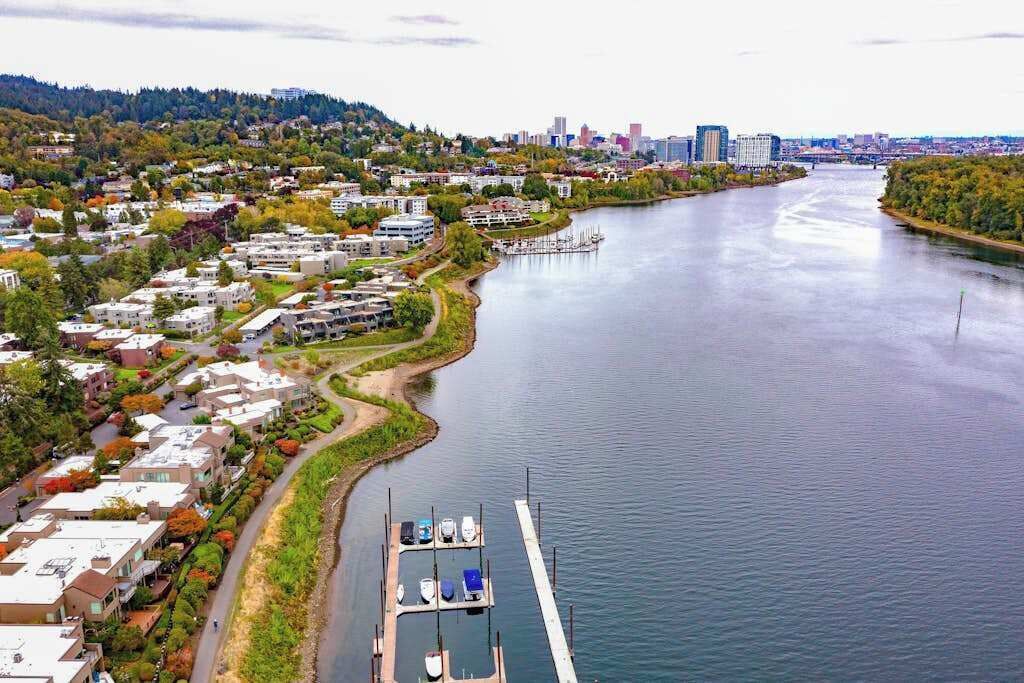 Een rivier met een jachthaven en woongebouwen langs de oevers.