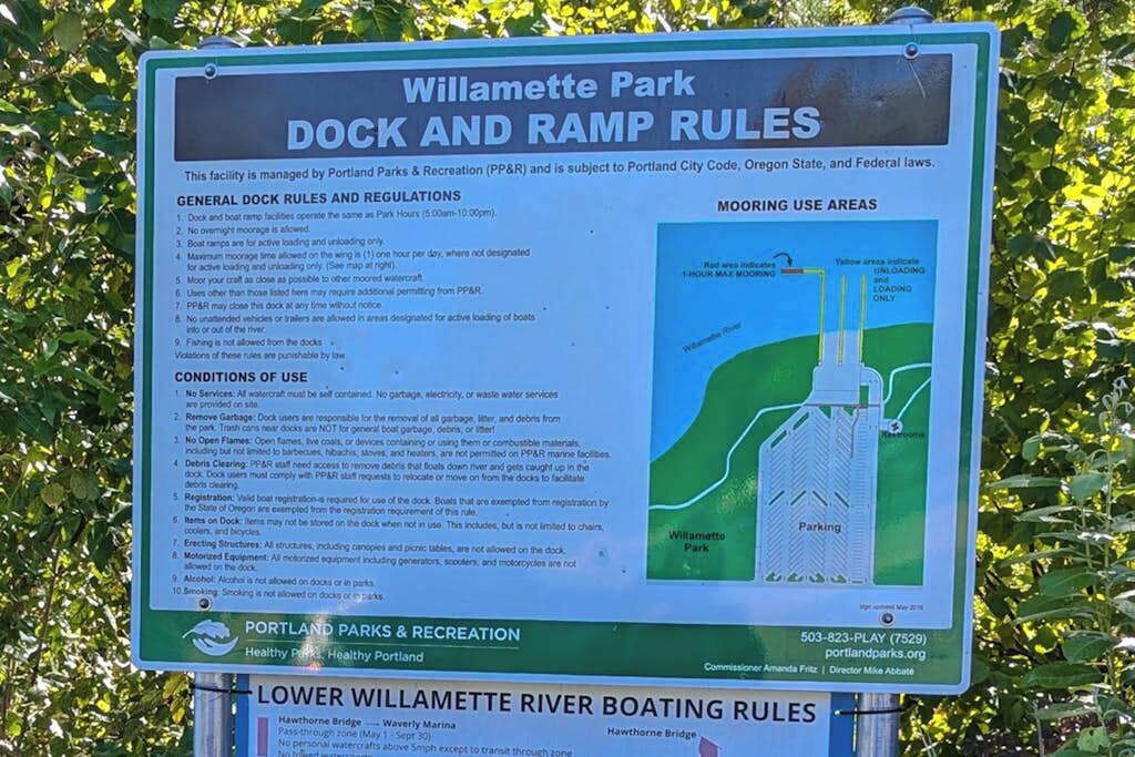 A sign detailing Willamette Park dock and ramp rules, including general dock rules, mooring use areas, and conditions of use.