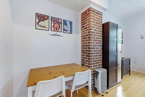 Interior - Guest Suite with WiFi, AC, streaming (Portland)
