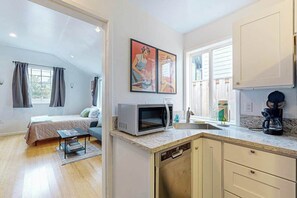Interior - Guest Suite with WiFi, AC, streaming (Portland)
