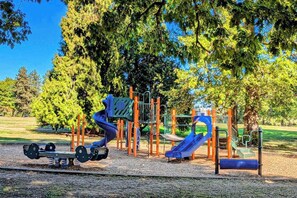 Children’s area - Guest Suite with WiFi, AC, streaming (Portland)