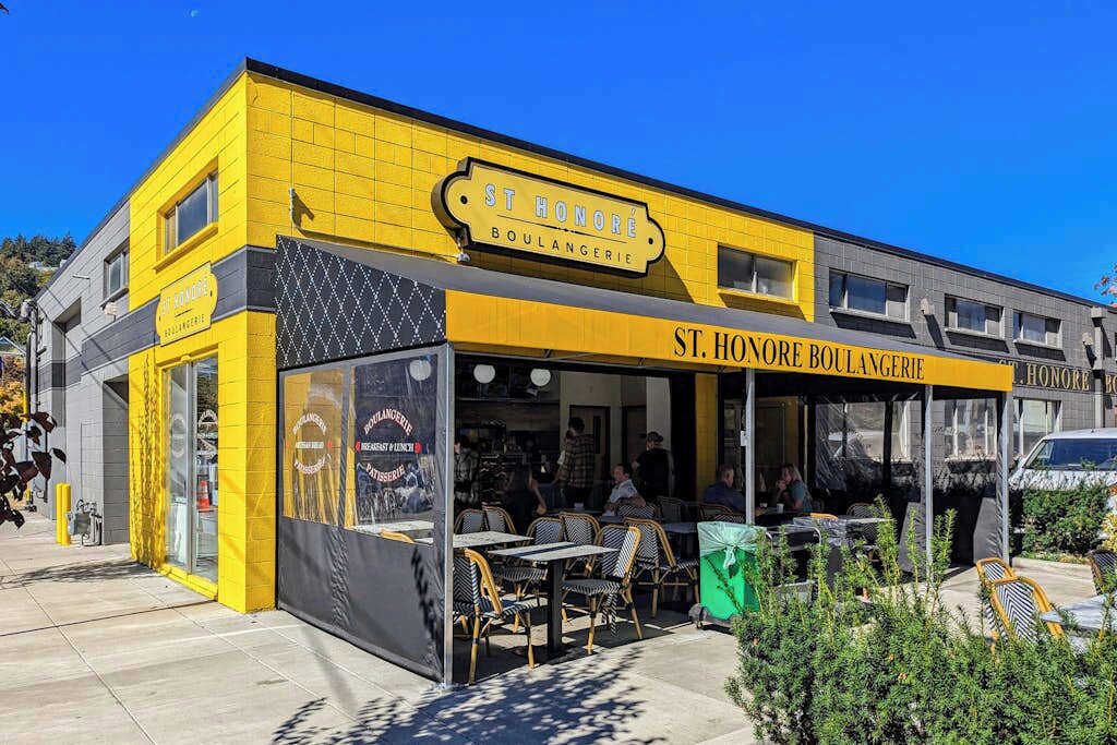 Een geel gebouw met het bord 'ST. HONORE BOULANGERIE', wat een bakkerij aangeeft.