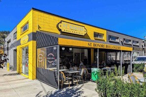 Een geel gebouw met het bord 'ST. HONORE BOULANGERIE', wat een bakkerij aangeeft.