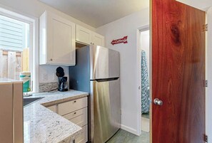Private kitchen - Guest Suite with WiFi, AC, streaming (Portland)