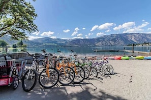 A lakeside view with bicycles parked by the water's edge. - Renovated 3BR Mountainview - Pool - Hot Tub (Manson)