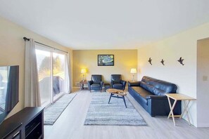 A living room with a sofa, two chairs, a coffee table, and a TV. - 2BR Lakeview - Patio - Washer/Dryer (Chelan)