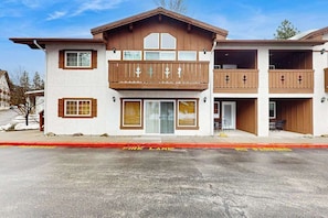 A two-story building with a fire lane in front. - 1 BR condo located in Icicle Village, Leavenworth (Leavenworth)