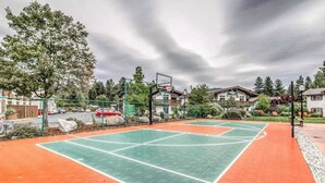 An outdoor basketball court with a green and orange surface, surrounded by trees and residential buildings. - 1 BR condo located in Icicle Village, Leavenworth (Leavenworth)