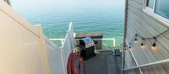 Large 2BR Lakefront - Hot Tub - Dock - Patio