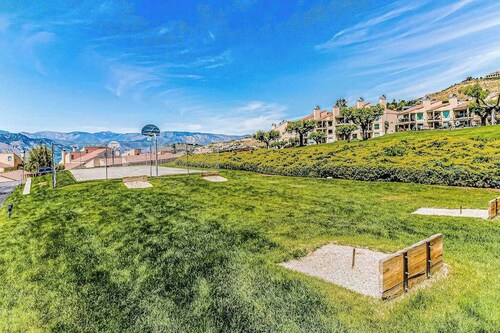 2BR lakeside condo with stunning views and grill