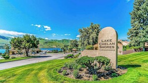 Bordje van Lake Chelan Shores met helder zicht op het omliggende landschap.