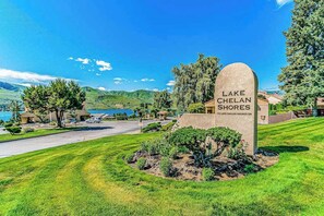 Schild für Lake Chelan Shores mit freiem Blick auf die umliegende Landschaft.