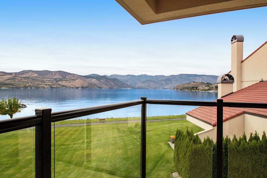 Een balkon met uitzicht op een meer en bergen.