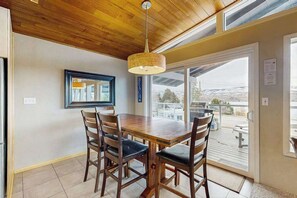 Dining - 3BR Lakeview withHot Tub & Gas Grill - Wineries (Chelan)