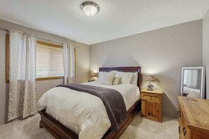Room - 3BR Lakeview withHot Tub & Gas Grill - Wineries (Chelan)