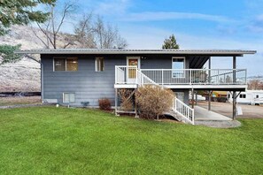 Exterior - 3BR Lakeview withHot Tub & Gas Grill - Wineries (Chelan)