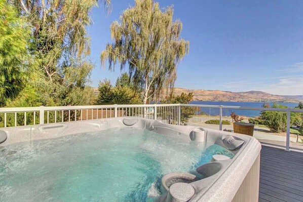 Outdoor spa tub - 3BR Lakeview withHot Tub & Gas Grill - Wineries (Chelan)