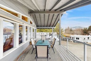 Outdoor dining - 3BR Lakeview withHot Tub & Gas Grill - Wineries (Chelan)