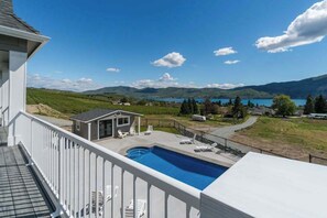 A residential property with a swimming pool, a small building, and a view of a lake and mountains. - Luxury home - wine country - private pool, hot tub (Manson)