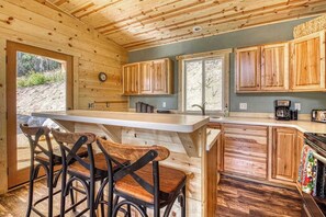 Wasserkocher mit Kaffee-/Teezubehör, Kühlschrank, Mikrowelle, Ofen