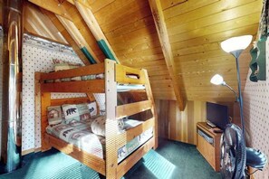 A bunk bed in a wooden room with a desk and a lamp. - Cozy 2BR Mountainview Dog Friendly Getaway (Leavenworth)