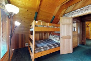 A bunk bed room with a wooden ceiling, a door, and a lamp. - Cozy 2BR Mountainview Dog Friendly Getaway (Leavenworth)