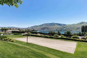 A tennis court with a scenic view of mountains and a lake. - 1BR lakefront condo near beach with pool & hot tub (Chelan)