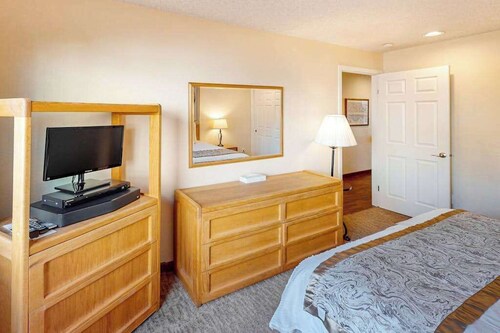 1BR lakefront condo near beach with pool & hot tub