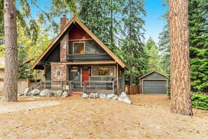 A cabin with a two-story structure, a front porch, and a garage. - Alpine 3BR with fenced yard, hot tub, & Ping-Pong (Leavenworth)