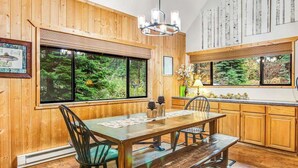Un interior de madera con una mesa, sillas y un banco.