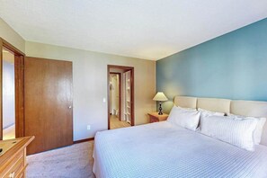A bedroom with a bed, bedside table, lamp, and a wardrobe. - 1BR Lakefront - Pool - Hot Tub - Dock - Tennis (Chelan)