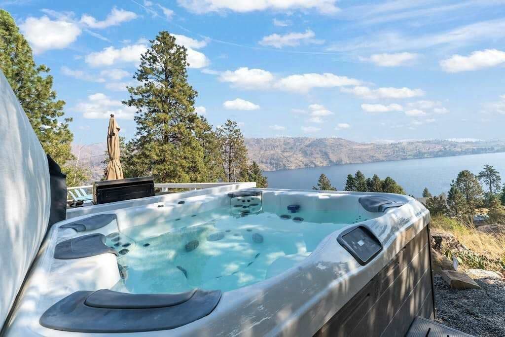 Un bain à remous avec vue sur un lac et des montagnes.