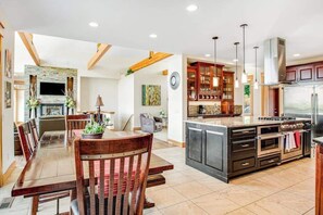 A spacious kitchen with a large island, wooden cabinets, and modern appliances. - 4BR Mountainview Dog Friendly - Chef's Kitchen (Orondo)