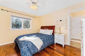 Iron/ironing board, WiFi, bed sheets - Quiet, bright 2BR a short walk from downtown/parks (Leavenworth)
