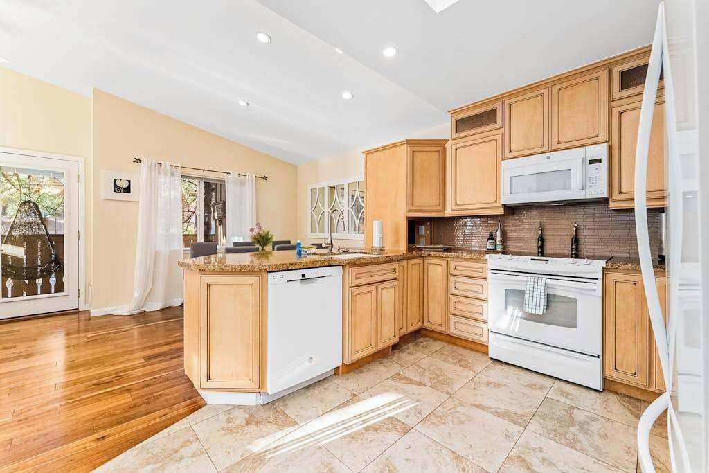 Coffee/tea maker, fridge, microwave, oven
