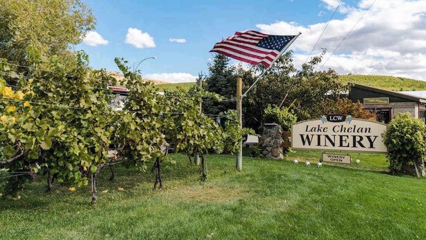 Ein Weinberg mit einem Schild für die Lake Chelan Winery.