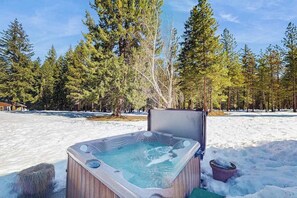 A hot tub in a snowy outdoor setting with trees in the background. - Spacious 3BR Mountainview - Fireplace - Deck (Leavenworth)