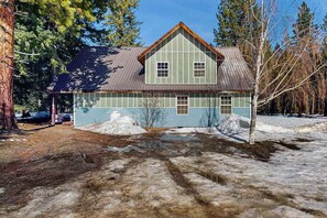 A two-story house with a gabled roof, a front porch, and a snow-covered yard. - Spacious 3BR Mountainview - Fireplace - Deck (Leavenworth)