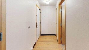 Interior - Downtown Studio 1st-Floor - Icicle Village Resort (Leavenworth)
